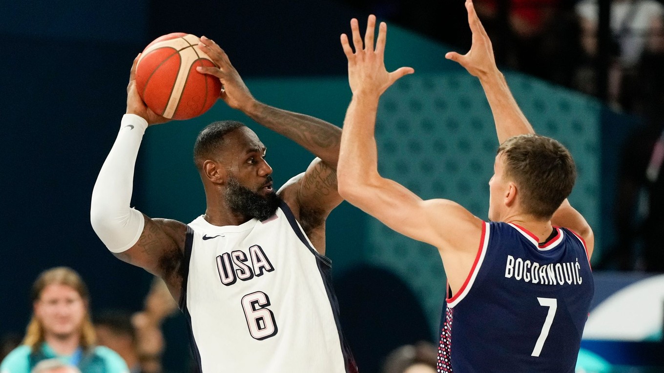 LeBron James a Bojan Bogdanovič v zápase USA - Srbsko v semifinále olympijského turnaja na OH 2024 v Paríži.