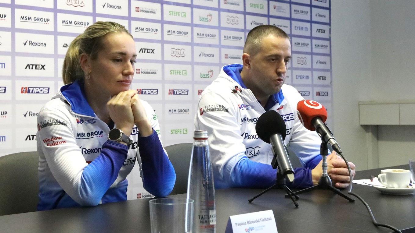 Na snímke zľava slovenská biatlonistka Paulína Bátovská Fialková a prezident SZB Peter Vozár.