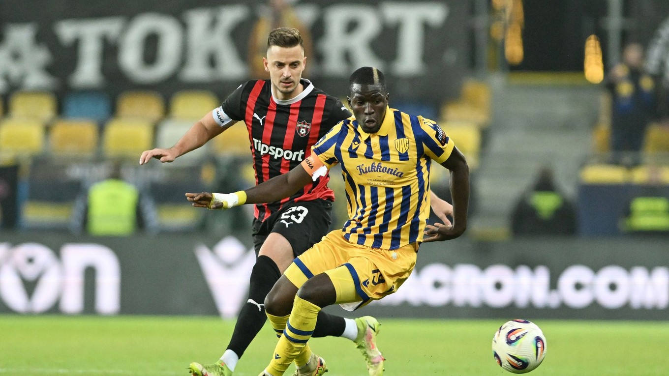 Na snímke vpravo hráč DAC Alioune Sylla a hráč Trnavy Filip Twardzik počas zápasu.