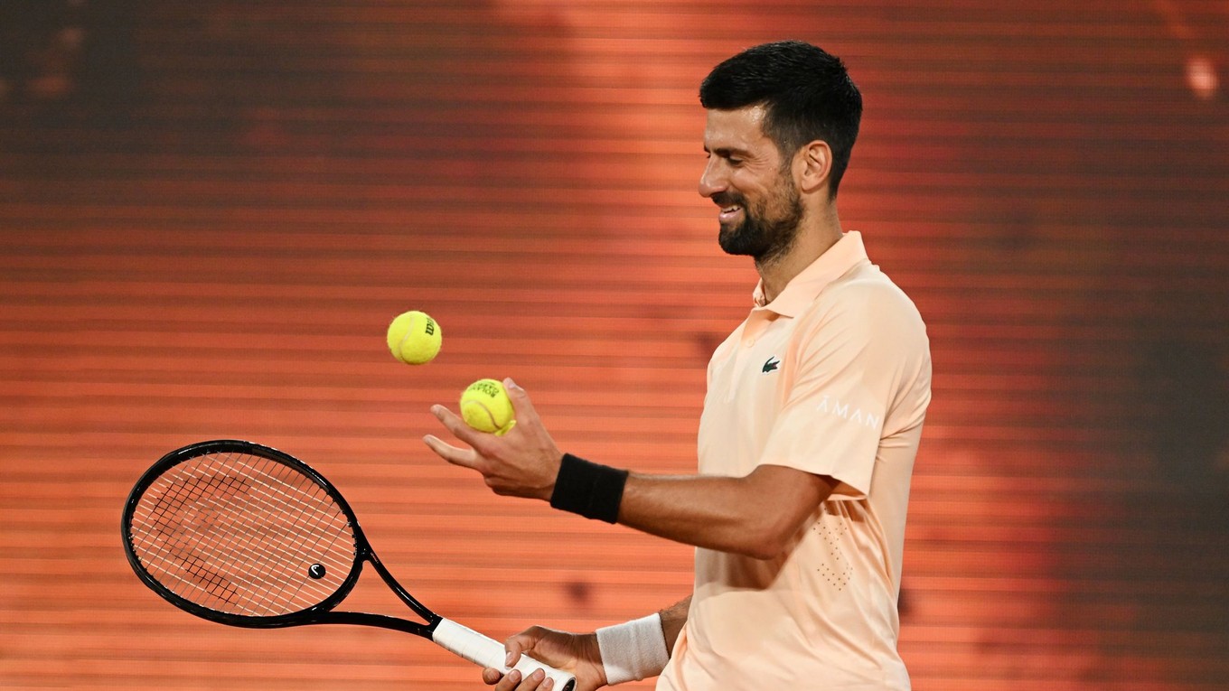 Srbský tenista Novak Djokovič sa pripravuje na podanie v 1. kole dvojhry na grandslamovom turnaji Roland Garros v Paríži.