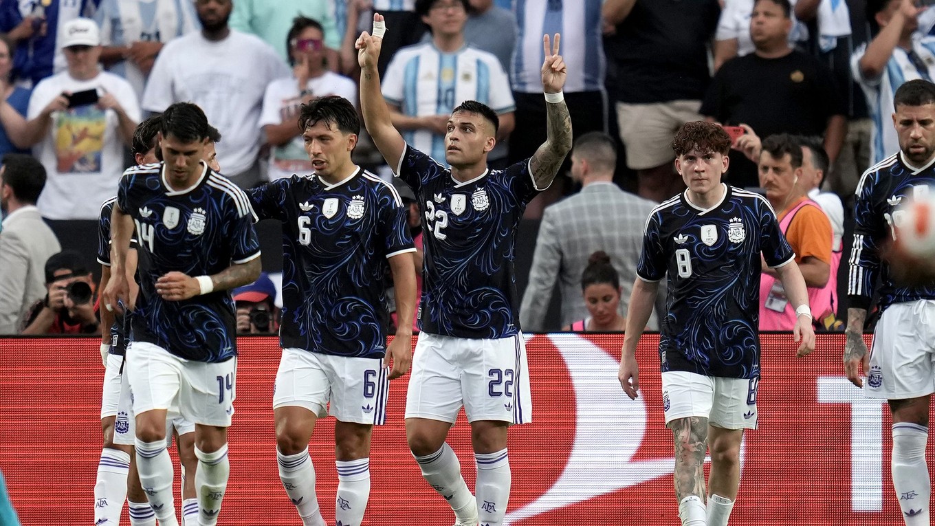 Futbalisti Argentíny sa tešia z gólu proti Hondurasu.