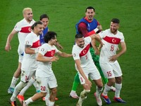 Futbalisti Turecka oslavujú gól.