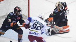 Momentka z finále minulého ročníka hokejovej extraligy medzi Košicami a Zvolenom.