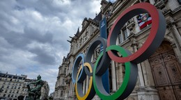 Olympijské kruhy v centre Paríža.