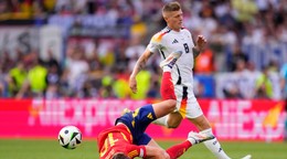 Toni Kroos (vpravo) a Dani Olmo v zápase Španielsko - Nemecko na EURO 2024.