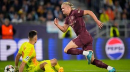 Erling Haaland a brankár Dominik Takáč v zápase Ligy majstrov Slovan Bratislava - Manchester City 