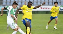 zľava Oliver Podhorin (Skalica) a Eduvie Ikoba (Michalovce)