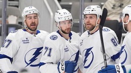 Zľava Ryan McDonagh, Anthony Cirelli a Erik Černák v drese Tampa Bay Lightning.