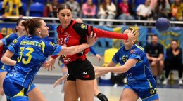 Uprostred Karin Bujnochová (Šaľa) , vľavo Iryna Kompaniietsová a vpravo Tamara Geffertová (obe Michalovce)