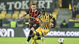 Na snímke vpravo hráč DAC Alioune Sylla a hráč Trnavy Filip Twardzik počas zápasu.