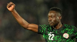 Akor Adams oslavuje gól.