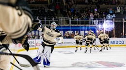 Brankár Samuel Hrenák oslavuje gól