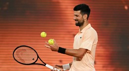 Srbský tenista Novak Djokovič sa pripravuje na podanie v 1. kole dvojhry na grandslamovom turnaji Roland Garros v Paríži.