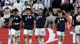 Futbalisti Argentíny sa tešia z gólu proti Hondurasu.