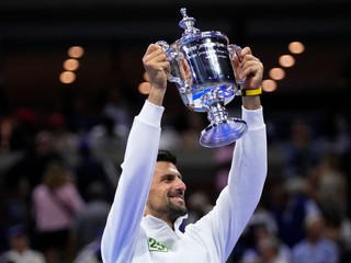 Novak Djokovič s trofejou na US Open 2023.