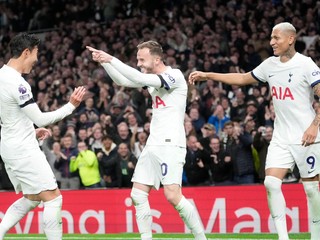 Zľava Son Heung-min, James Maddison a Richarlison sa tešia po strelenom góle v zápase Tottenham Hotspur - Fulham FC.