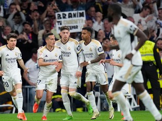 Futbalisti Realu Madrid oslavujú gól.