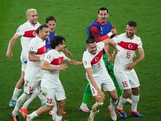 Futbalisti Turecka oslavujú gól.