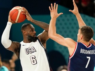 LeBron James a Bojan Bogdanovič v zápase USA - Srbsko v semifinále olympijského turnaja na OH 2024 v Paríži.