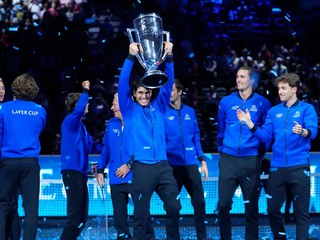 Carlos Alcaraz z Tímu Európy zdvíha trofej po zisku Laver Cupu.