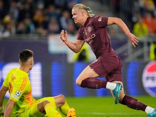 Erling Haaland a brankár Dominik Takáč v zápase Ligy majstrov Slovan Bratislava - Manchester City 