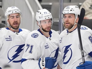 Zľava Ryan McDonagh, Anthony Cirelli a Erik Černák v drese Tampa Bay Lightning.