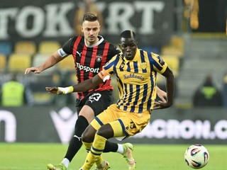 Na snímke vpravo hráč DAC Alioune Sylla a hráč Trnavy Filip Twardzik počas zápasu.