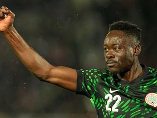 Akor Adams oslavuje gól.