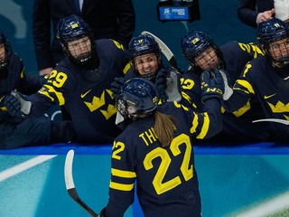 Švédky sa tešia z gólu.