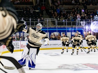 Brankár Samuel Hrenák oslavuje gól