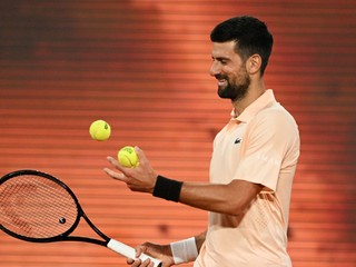 Srbský tenista Novak Djokovič sa pripravuje na podanie v 1. kole dvojhry na grandslamovom turnaji Roland Garros v Paríži.
