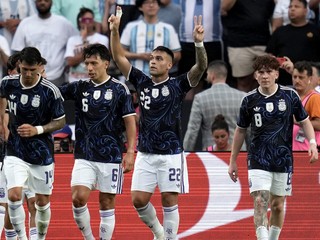 Futbalisti Argentíny sa tešia z gólu proti Hondurasu.