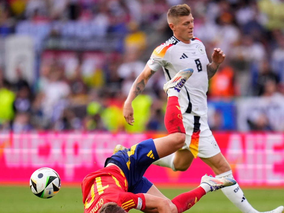 Toni Kroos (vpravo) a Dani Olmo v zápase Španielsko - Nemecko na EURO 2024.