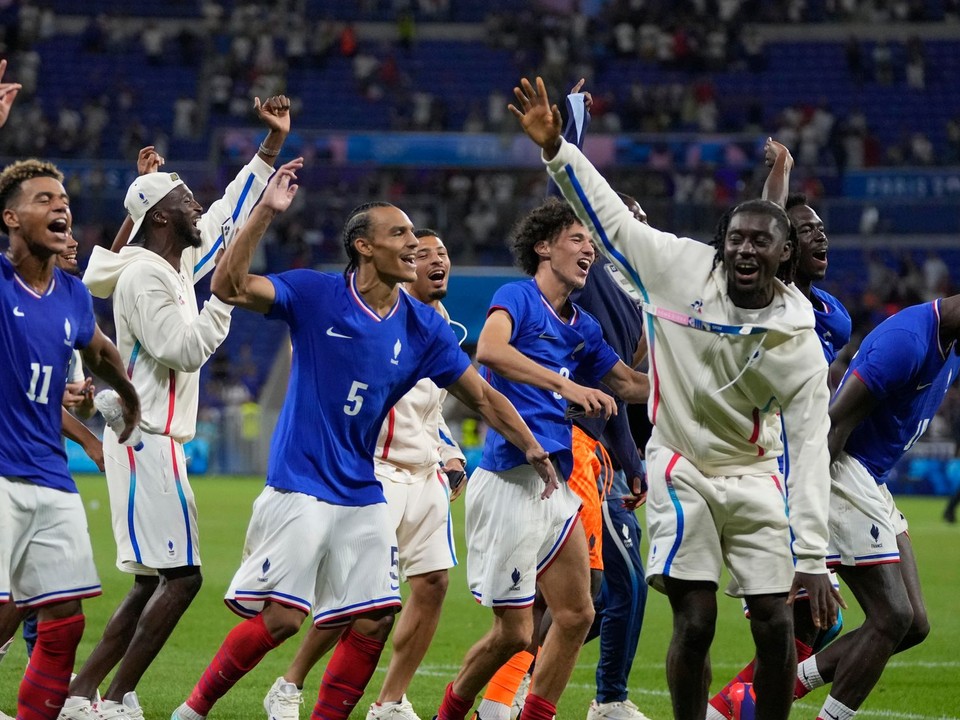 Futbalisti Francúzska oslavujú postup do finále.