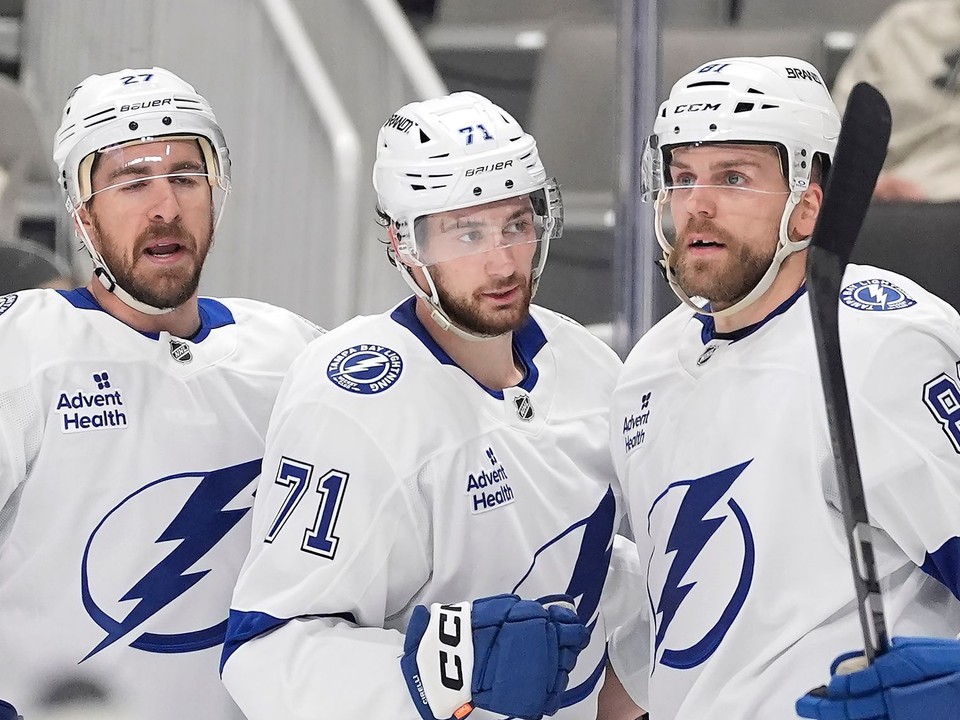 Zľava Ryan McDonagh, Anthony Cirelli a Erik Černák v drese Tampa Bay Lightning.