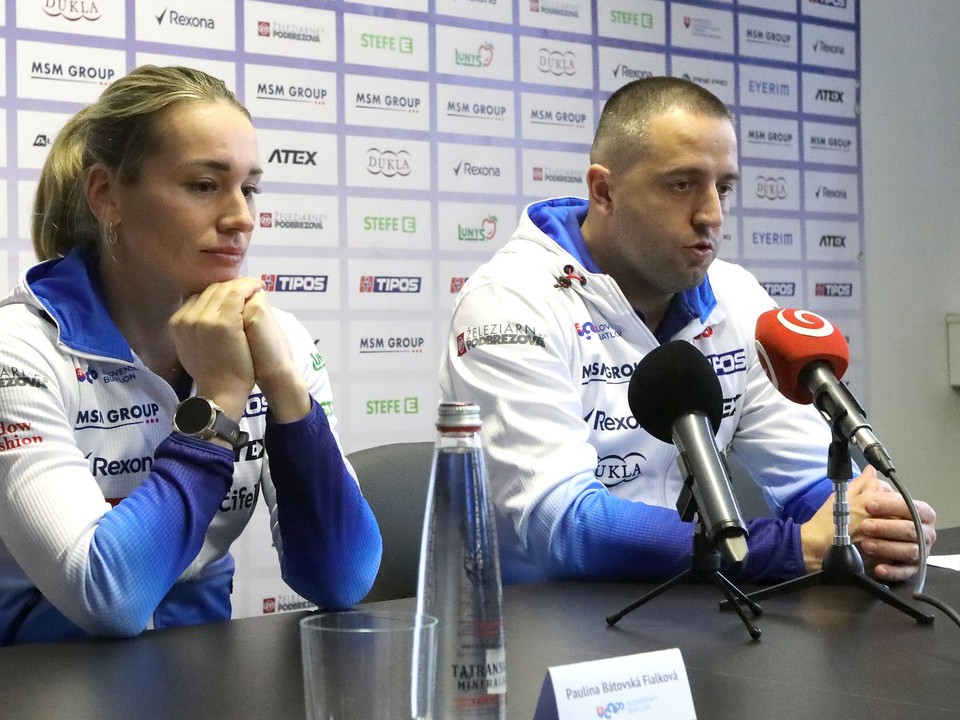 Na snímke zľava slovenská biatlonistka Paulína Bátovská Fialková a prezident SZB Peter Vozár.