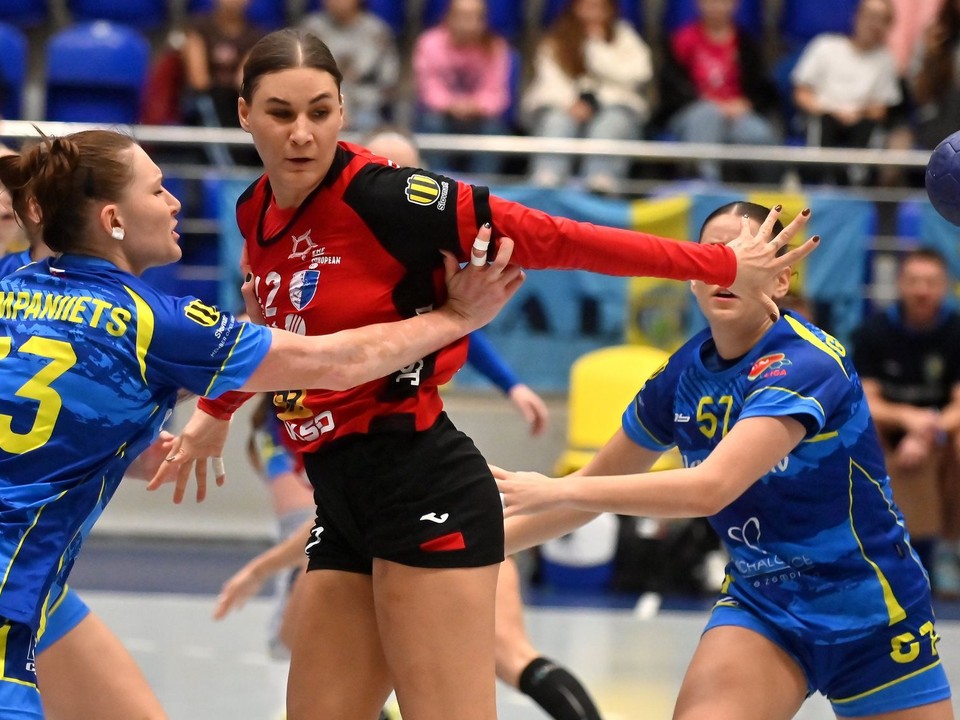 Uprostred Karin Bujnochová (Šaľa) , vľavo Iryna Kompaniietsová a vpravo Tamara Geffertová (obe Michalovce)