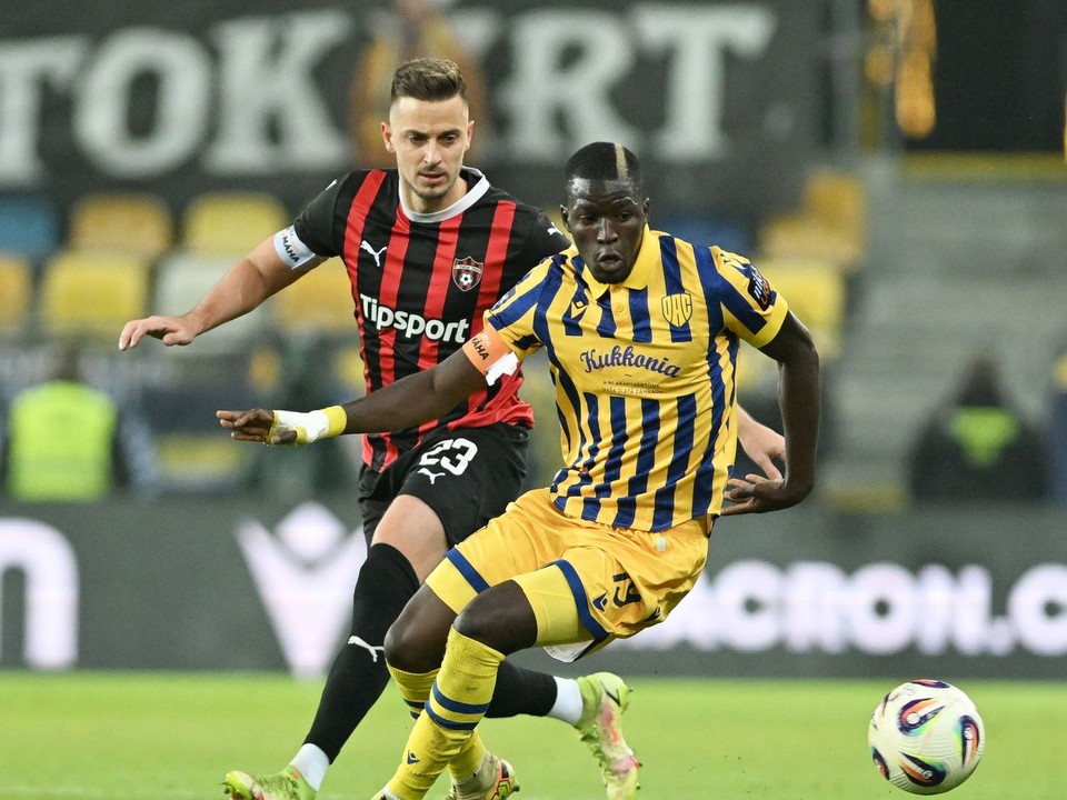 Na snímke vpravo hráč DAC Alioune Sylla a hráč Trnavy Filip Twardzik počas zápasu.