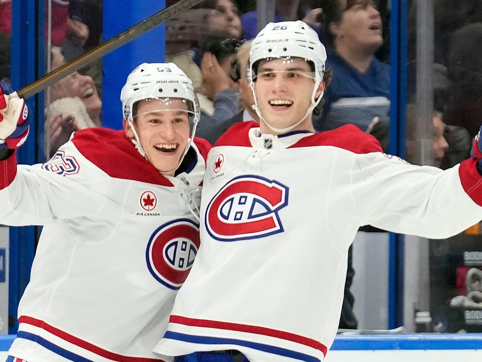 Hráč Montrealu Ivan Demidov (vľavo) sa teší z gólu, ktorý strelil slovenský hokejista a jeho spoluhráč Juraj Slafkovský (vpravo).
