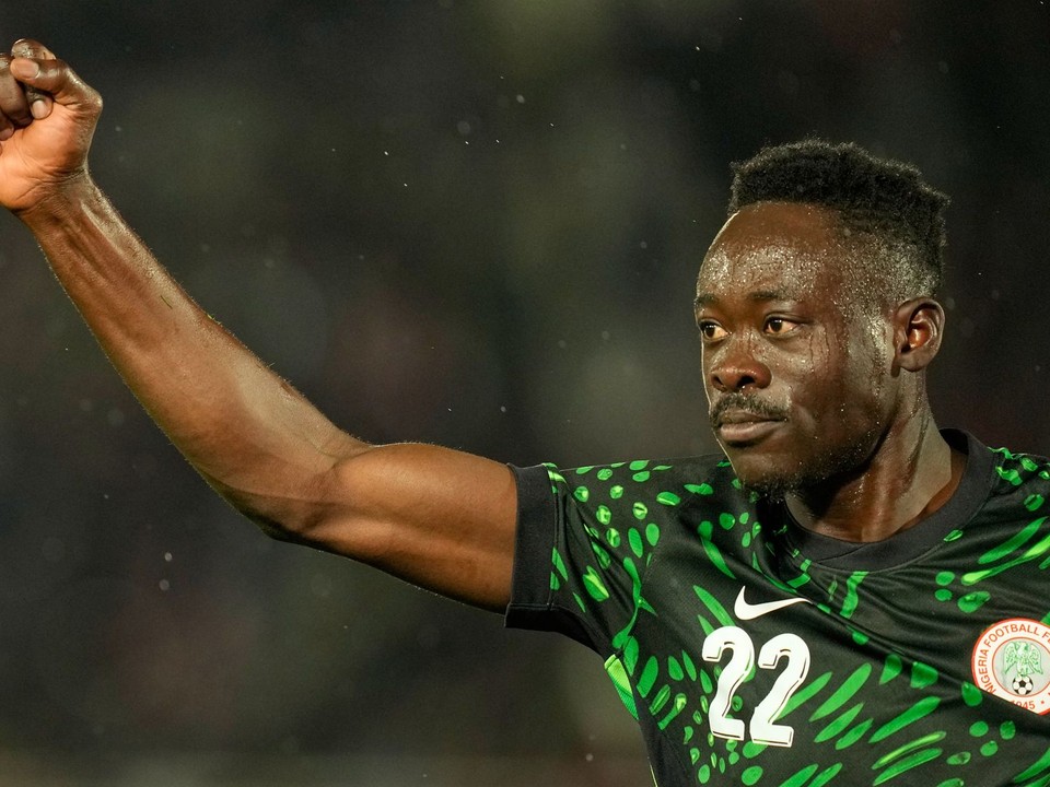 Akor Adams oslavuje gól.