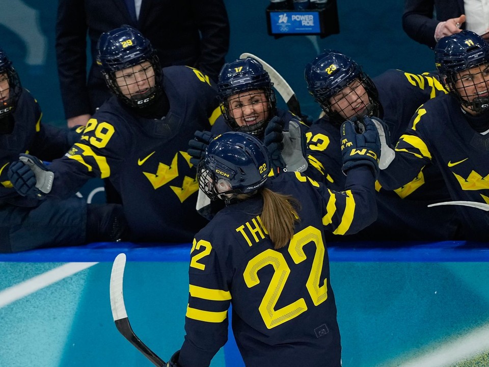 Švédky sa tešia z gólu.