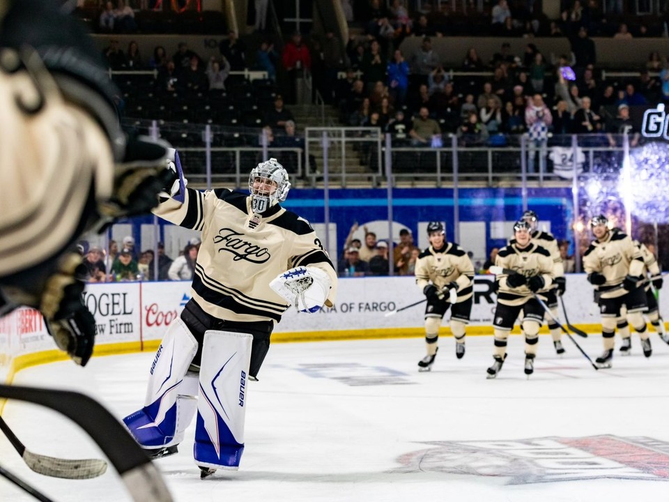 Brankár Samuel Hrenák oslavuje gól