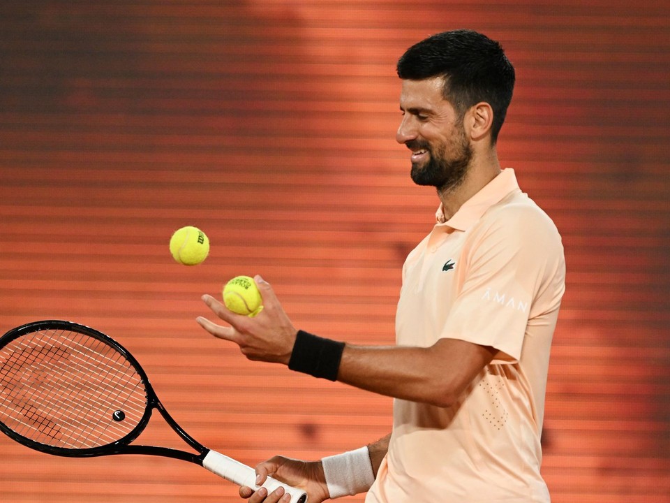 Srbský tenista Novak Djokovič sa pripravuje na podanie v 1. kole dvojhry na grandslamovom turnaji Roland Garros v Paríži.
