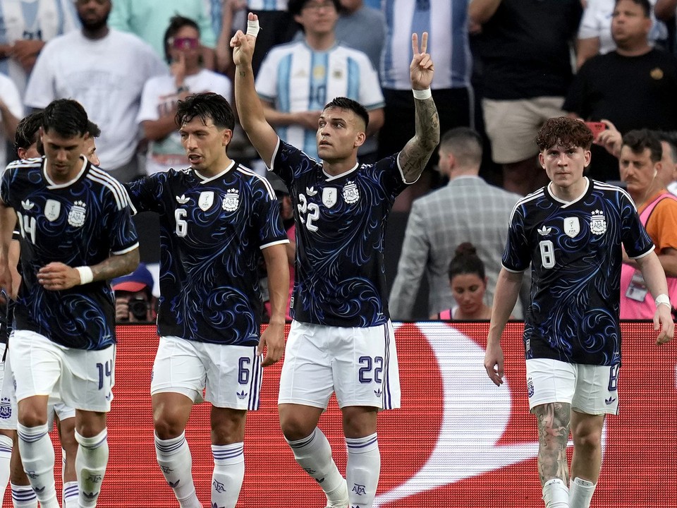 Futbalisti Argentíny sa tešia z gólu proti Hondurasu.