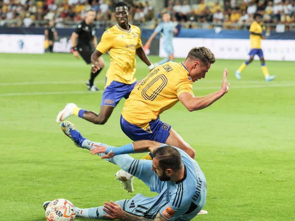 Na snímke hore Bálint Csóka (DAC) a Peter Pokorný (Slovan) a dole Tigran Barseghjan (Slovan).