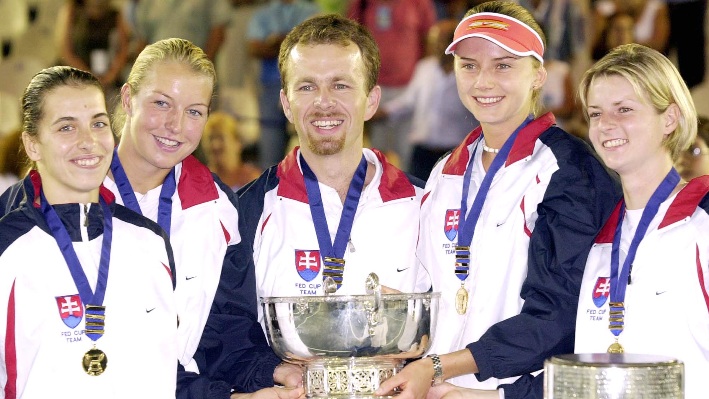 Víťazný slovenský fedcupový tím - Janette Husárová, Henrieta Nagyová, kapitán Tomáš Malík, Daniela Hantuchová a Martina Suchá.