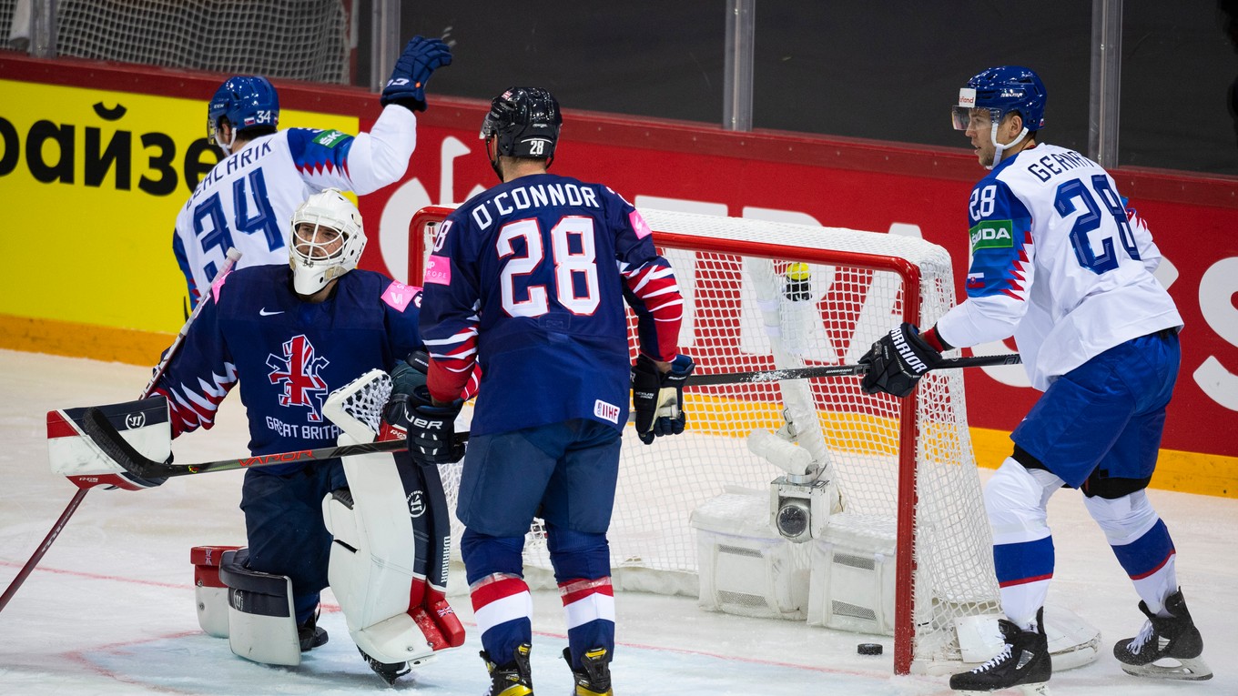 Peter Cehlárik (vľavo) strieľa gól v zápase Slovensko - Veľká Británia na MS v hokeji 2021.
