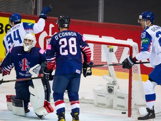 Peter Cehlárik (vľavo) strieľa gól v zápase Slovensko - Veľká Británia na MS v hokeji 2021.