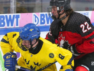 Momentka zo zápasu Švédsko - Kanada na MS v hokeji U18