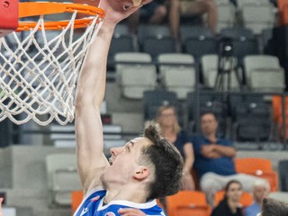 Slovenský basketbalista Timotej Malovec v prípravnom zápase proti Portugalsku. 